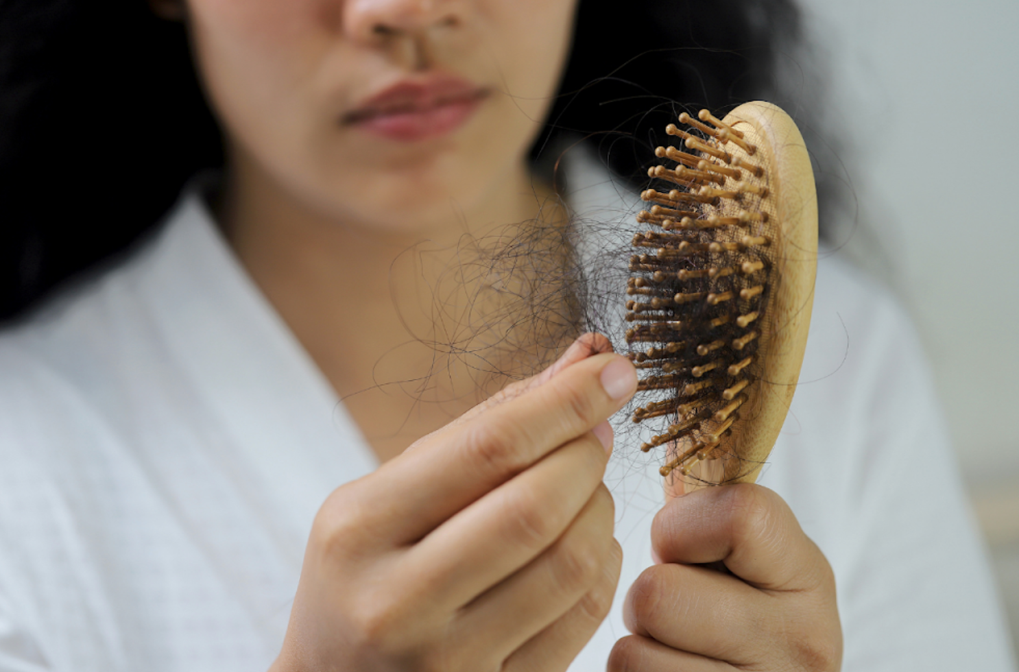 Chute de cheveux liée au stress : comment la reconnaître et quoi faire ?