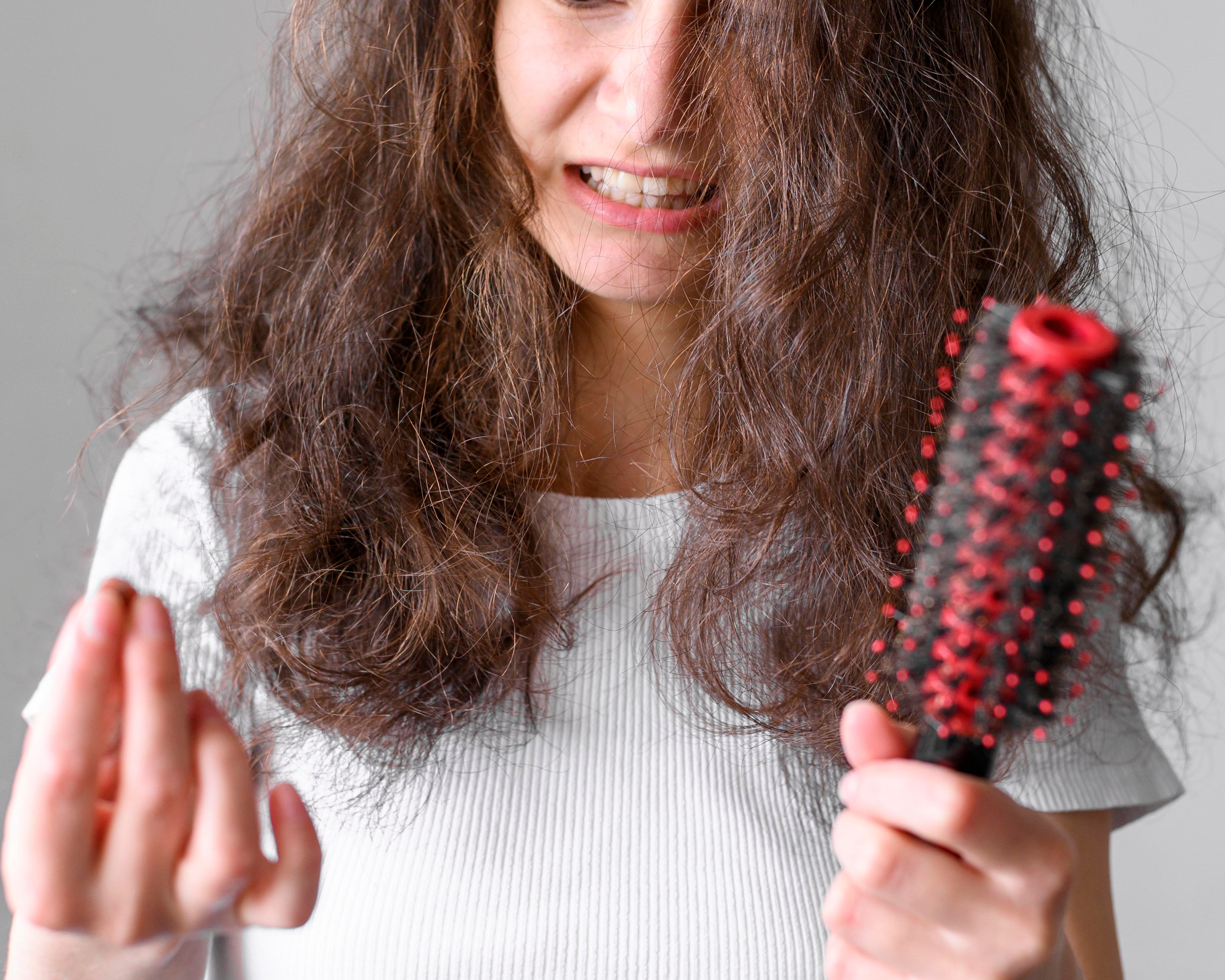 Chute de cheveux soudaine à Montréal : quand s’inquiéter et quand consulter?