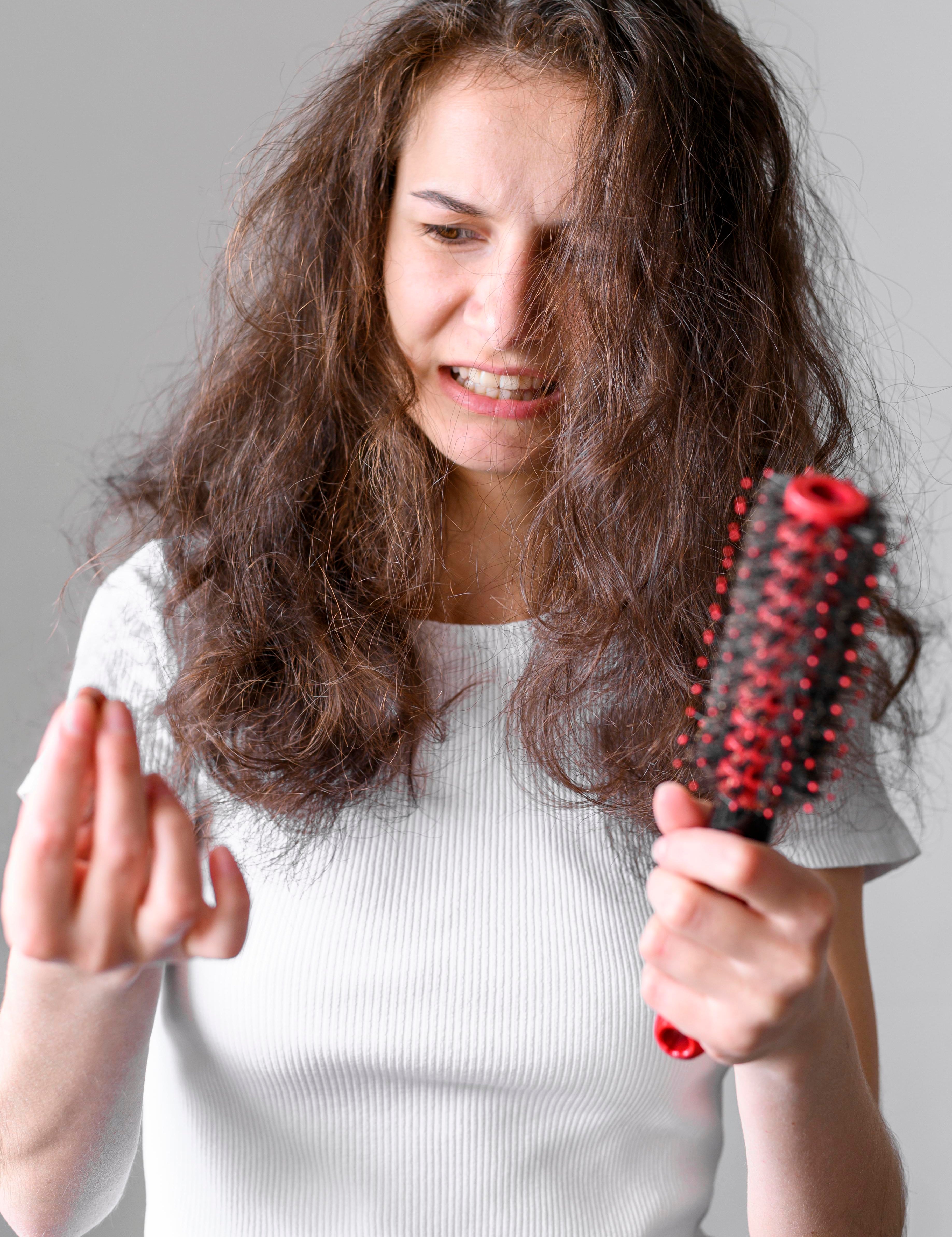 Chute de cheveux soudaine à Montréal : quand s’inquiéter et quand consulter?