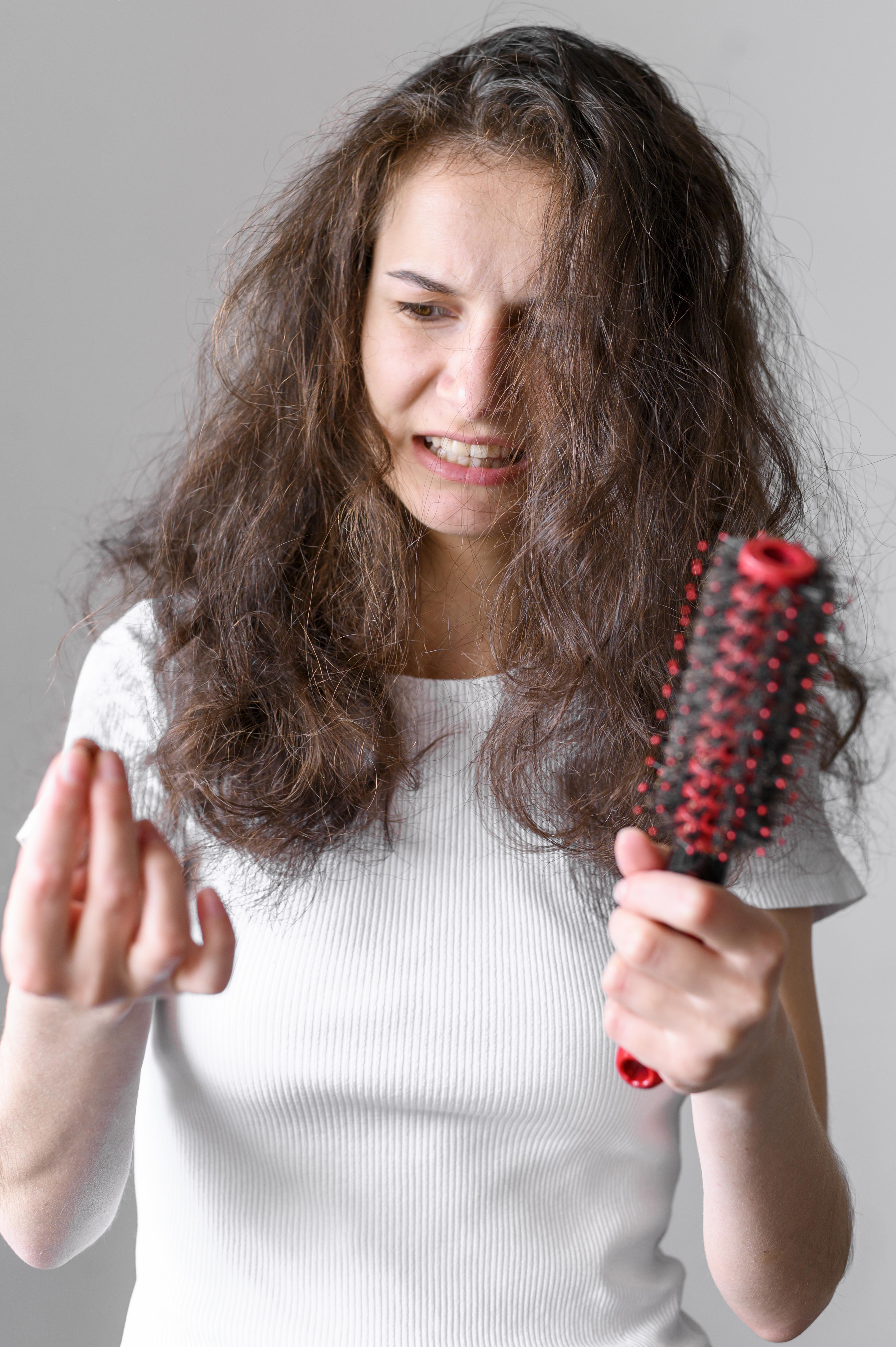 Chute de cheveux soudaine à Montréal : quand s’inquiéter et quand consulter?